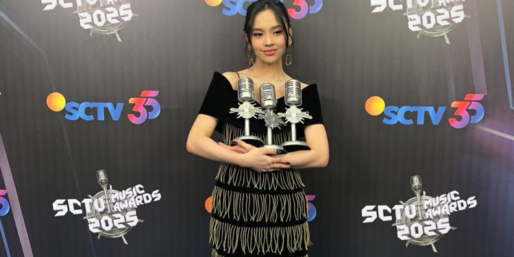 Lyodra dan Roni Parulian Sabet Penghargaan Penyanyi Solo Paling Ngetop di SCTV Music Awards 2025