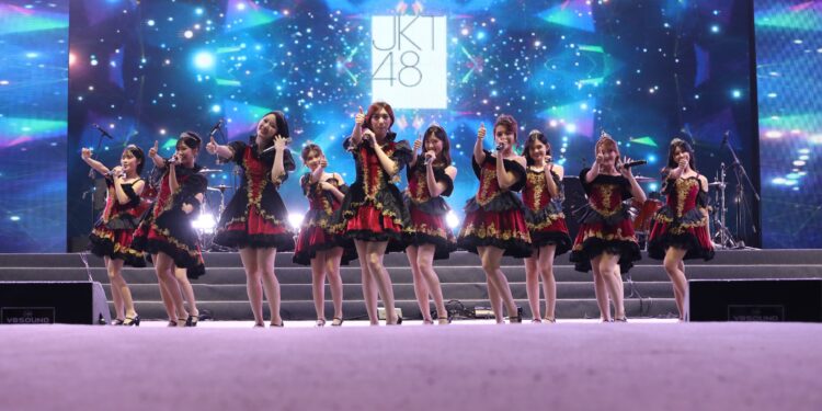 Centilnya Aksi Panggung JKT48 Buat Pengunjung Jakarta Fair Music Concert Sumringah