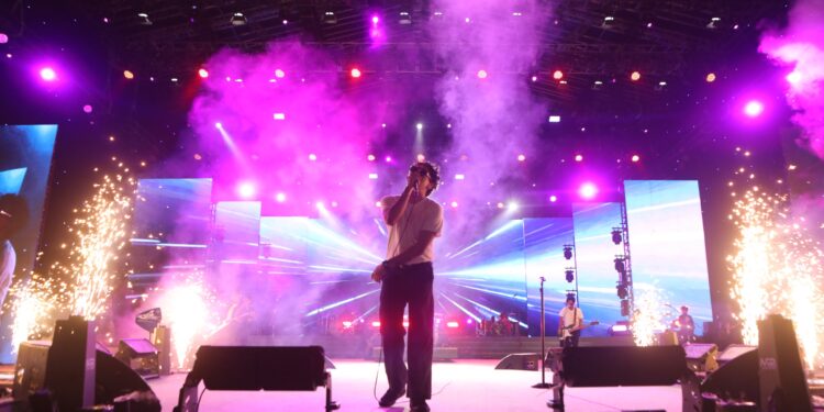 Membludak, Hindia Nyalakan Rasa Puluhan Ribu Penonton Jakarta Fair