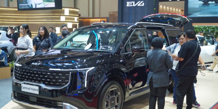 GIIAS 2025, Kia Sajikan Carnival Hybrid dan Carens, Mobil Pilihan Keluarga Modern