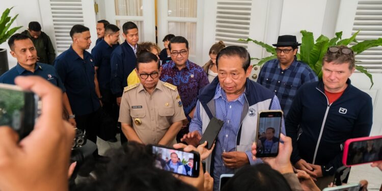 SBY Bersama Menekraf Dukung Kolaborasi Pelukis Jerman, Christopher Lehmpfuhl dan Indonesia Abadikan Monas