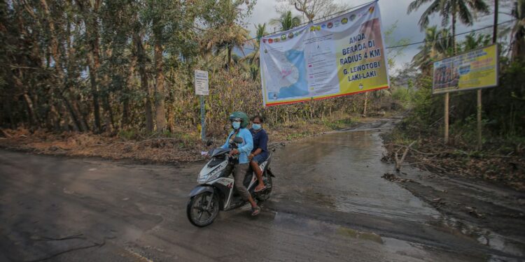 Gunung Lewotobi Laki-laki Erupsi, Menpar Widiyanti; Keselamatan Masyarakat Prioritas Utama