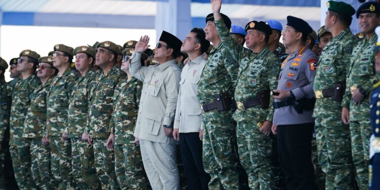 Menteri Ekraf Hadiri Upacara Gelar Pasukan TNI dalam Menjaga NKRI