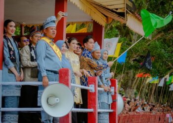 Wapres Gibran Didampingi Menpar Widiyanti Resmi Buka Festival Pacu Jalur Tradisional 2025