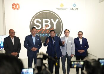 Pameran SBY Art Community Suguhkan 31 Karya Seni Soroti Perdamaian dan Masa Depan