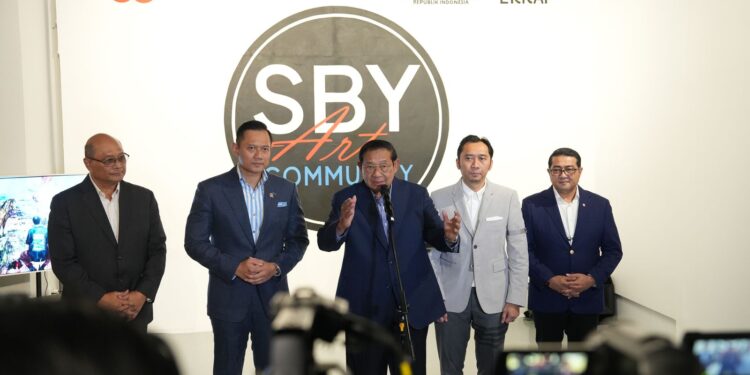 Pameran SBY Art Community Suguhkan 31 Karya Seni Soroti Perdamaian dan Masa Depan