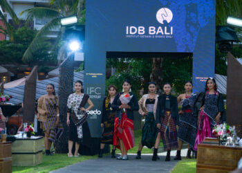 Rayakan Hari Batik, Merusaka Nusa Dua Gelar ‘Wastra Wonderland: Berkain Nusantara’