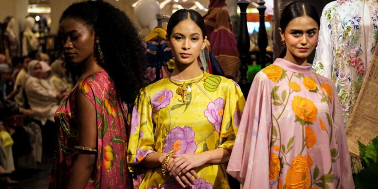 Alun Alun Indonesia Genap 18 Tahun Gelar Fashion Show Menenun Cinta untuk Nusantara