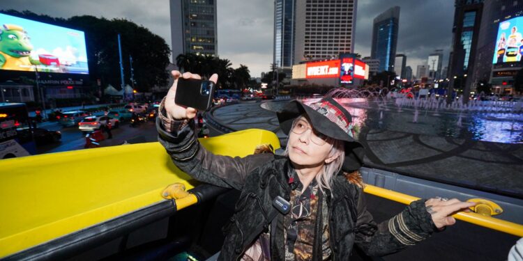 Wamen Ekraf Ajak HYDE Keliling Jakarta Gunakan Bus Jakarta City Tour