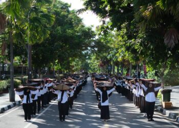 Bentangkan Kain Songke Manggarai Kolosal Tandai Bergulirnya Komodo Waterfront Festival (KWF) 2025