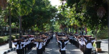 Bentangkan Kain Songke Manggarai Kolosal Tandai Bergulirnya Komodo Waterfront Festival (KWF) 2025