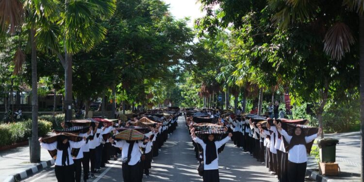 Bentangkan Kain Songke Manggarai Kolosal Tandai Bergulirnya Komodo Waterfront Festival (KWF) 2025