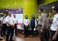 Sapa Pelanggan dan Berbagi Merchandise di Stasiun Gambir, Cara KAI Wisata Ramaikan Libur Nataru