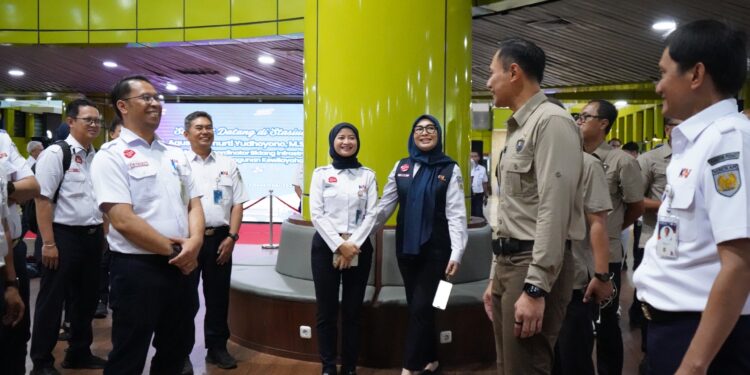 Sapa Pelanggan dan Berbagi Merchandise di Stasiun Gambir, Cara KAI Wisata Ramaikan Libur Nataru