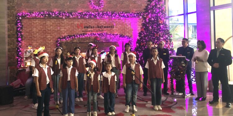 Swiss-Belhotel Airport Sambut Natal dengan Christmas Tree Lighting Ceremony