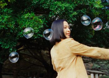 Bernadya Akhiri Sisi Gelapnya di Lagu “Kita Buat Menyenangkan”