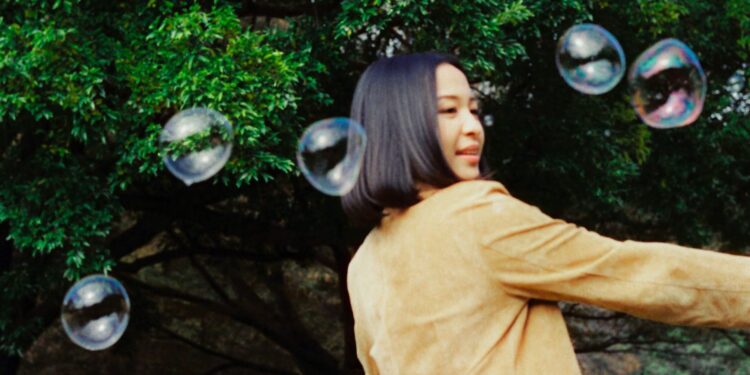 Bernadya Akhiri Sisi Gelapnya di Lagu “Kita Buat Menyenangkan”