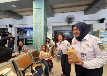 Pelepasan Pemudik di Stasiun Pasar Senen, KAI Wisata Hadirkan Beragam Kesenian dan Pembagian Takjil