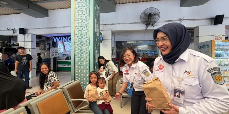 Pelepasan Pemudik di Stasiun Pasar Senen, KAI Wisata Hadirkan Beragam Kesenian dan Pembagian Takjil