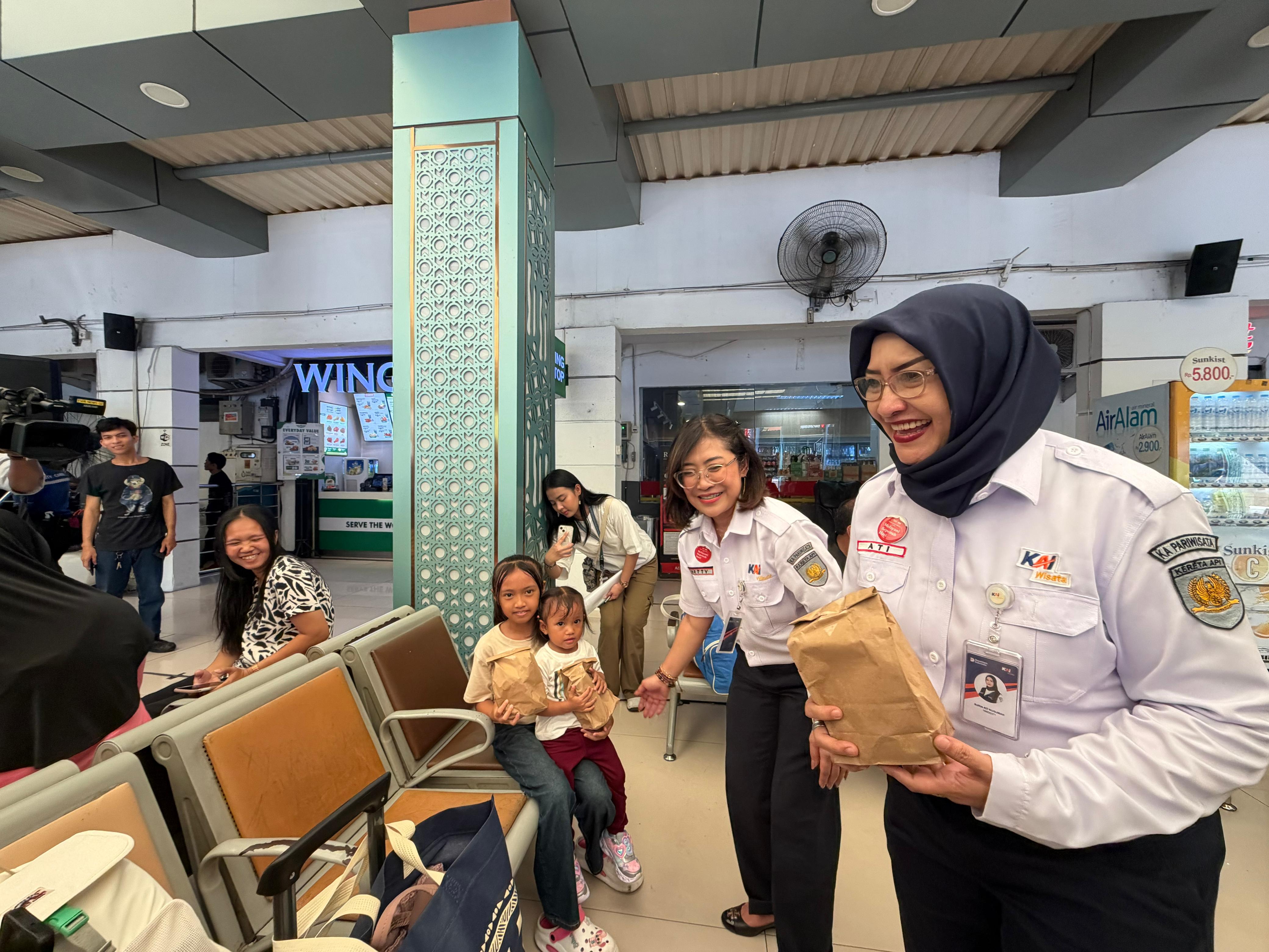Pelepasan Pemudik di Stasiun Pasar Senen, KAI Wisata Hadirkan Beragam Kesenian dan Pembagian Takjil