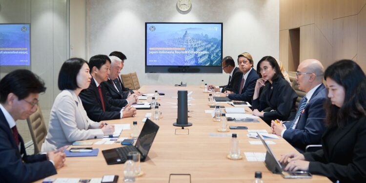 Menpar Dorong Japan Airlines (JAL) Perbanyak Penerbangan ke Kota-Kota di Indonesia