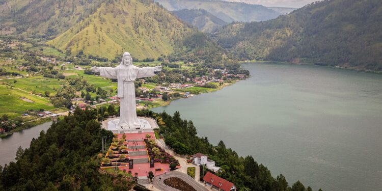 Kunjungi Wisata Unggulan Danau Toba Menpar Kagumi Keindahan Lanskap Samosir 