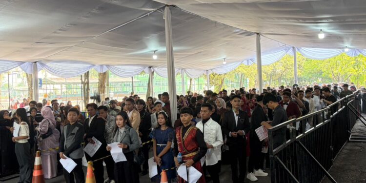 Audisi Offline D’ Academy 8 Surabaya, Peserta Rela Antri Sejak Dini Hari 