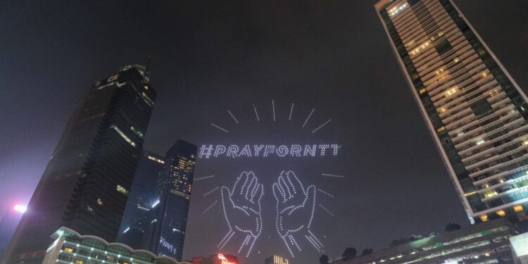 Malam Merdeka: 1.500 Drone Sampaikan Pesan Solidaritas “Pray for NTT” di Bundaran HI
