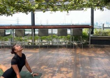 Stretch, Breathe, Recharge: Nikmati Pengalaman Yoga dengan Pemandangan Kota Jakarta di Vasaka Hotel
