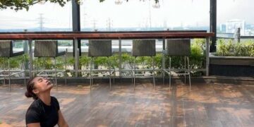 Stretch, Breathe, Recharge: Nikmati Pengalaman Yoga dengan Pemandangan Kota Jakarta di Vasaka Hotel