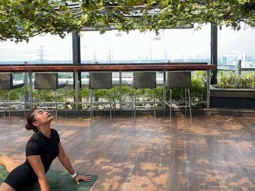 Stretch, Breathe, Recharge: Nikmati Pengalaman Yoga dengan Pemandangan Kota Jakarta di Vasaka Hotel